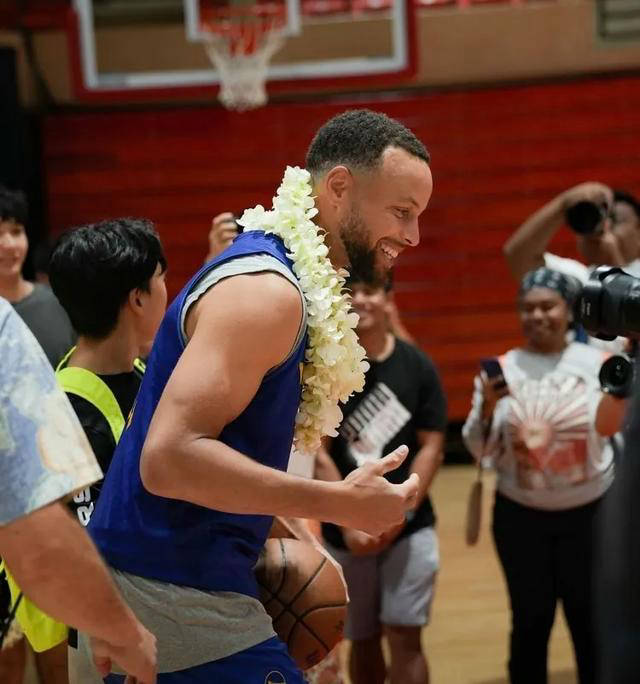 外线手感极佳，球队三分球砍飞对手